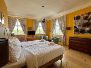 Katil atau katil-katil dalam bilik di Schlosshotel Mailberg