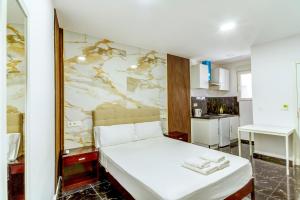 a small room with a bed and a kitchen at SL Marbella in Marbella