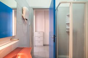 ein Badezimmer mit einem orangefarbenen Waschbecken und einer blauen Tür in der Unterkunft La playa Rivabella in Rivabella + 62 Fotos