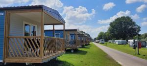 メッペンにあるKNAUS Campingpark Meppenの道路側の一列の小屋