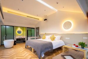 Suzhou Zhouzhuang Slowlife River View lnn客房内的一张或多张床位