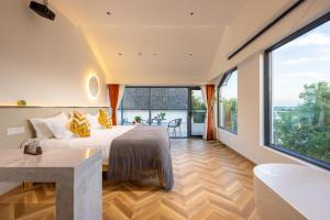 Suzhou Zhouzhuang Slowlife River View lnn客房内的一张或多张床位