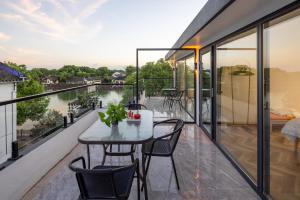 Suzhou Zhouzhuang Slowlife River View lnn的阳台或露台