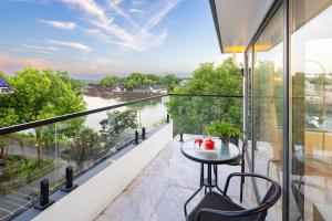 Suzhou Zhouzhuang Slowlife River View lnn的阳台或露台