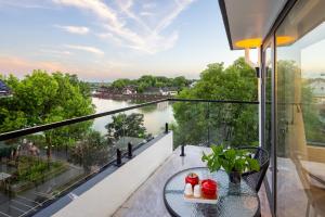 Suzhou Zhouzhuang Slowlife River View lnn的阳台或露台