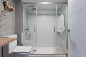 een douche met een glazen deur in een badkamer bij Casa Tabera - Sun Club Playa del Águila in Playa del Aguila +24 foto's