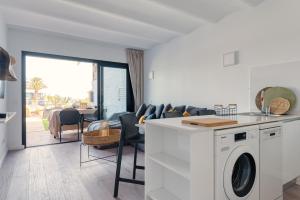een keuken en een woonkamer met een wasmachine bij Casa Tabera - Sun Club Playa del Águila in Playa del Aguila