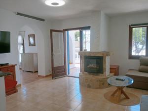 a living room with a fireplace and a couch at AT Chalet Stella con Piscina Privada in Peniscola