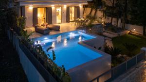 Bazén v ubytování Morea Club West House Private Heated Pool nebo v jeho okolí