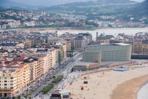 vistas aéreas a la playa y a los edificios en Pension Del Mar, en San Sebastián