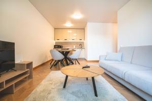 una sala de estar con un sofá y una mesa en Emila's apartments, en Palanga