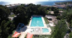 an overhead view of a pool with the ocean in the background at Appartement en face mer in Six-Fours-les-Plages