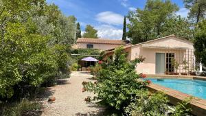 Πισίνα στο ή κοντά στο La Salamandre en Provence