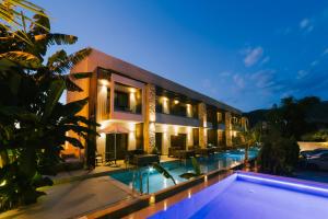 willa z basenem nocą w obiekcie LAN-GO SIVOTA Luxury Living w mieście Sivota
