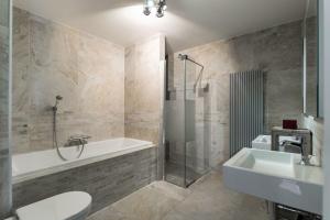 a bathroom with a tub and a toilet and a sink at Kabbelaarsbank 405 - Port Marina Zélande NOT INTENDED FOR COMPANY OR WORK-RELATED STAYS in Ouddorp +55 photos