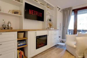 TV a/nebo společenská místnost v ubytování Luxury Studio - Mountain View & 100m to Slopes - Near Chamonix