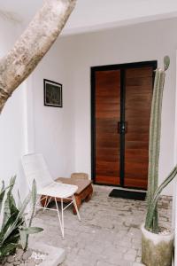 une pièce avec une porte, une chaise et un cactus dans l'établissement chic and cozy studio, à Canggu