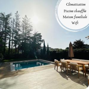 Πισίνα στο ή κοντά στο Maison paisible toute équipée, piscine chauffée