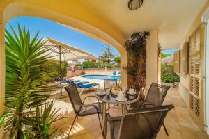 Bazén v ubytování Casa MURTONS by Mallorca Villa Selection nebo v jeho okolí