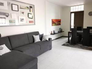 ElmasYou Welcome Apt的客厅里有一张沙发和一张桌子。