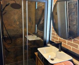 Un baño con dos lavabos y una ducha. en Piazza delle erbe apartment, en Pula