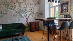 Una sala de estar con un sofá verde y una mesa. en Piazza delle erbe apartment, en Pula 12 fotos más