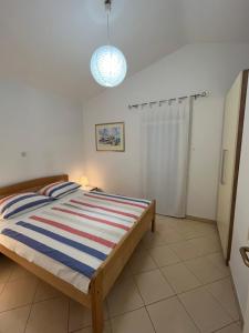 Posteľ alebo postele v izbe v ubytovaní Apartments Mais Tisno