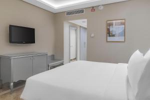 Hilton Alexandria Corniche Hotel的电视和/或娱乐中心