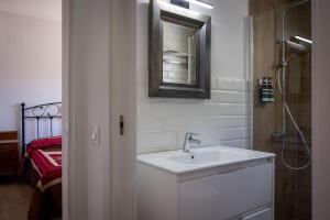 une salle de bain blanche avec lavabo et douche dans l'établissement AT077 Planta baja con jardín privado, à Torredembarra 13 autres photos