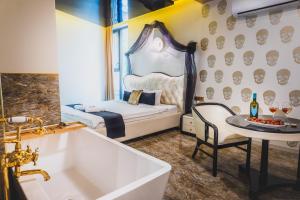 En eller flere senge i et værelse på HIDDEN BANK: First Million