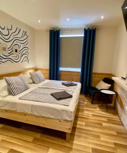 Postel nebo postele na pokoji v ubytování Polaris Yacht Apartman