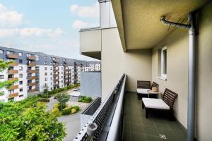 Balkón alebo terasa v ubytovaní Rodzinne Studio z Parkingiem Sky Tower Centrum by Noclegi Renters