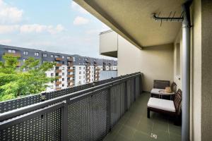 Balkón alebo terasa v ubytovaní Rodzinne Studio z Parkingiem Sky Tower Centrum by Noclegi Renters