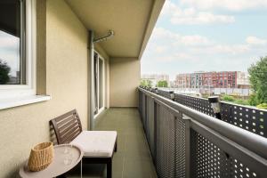 Balkón alebo terasa v ubytovaní Rodzinne Studio z Parkingiem Sky Tower Centrum by Noclegi Renters