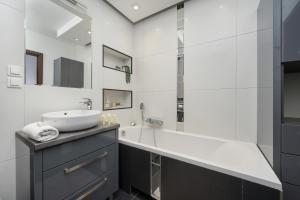 Kúpeľňa v ubytovaní Rodzinne Studio z Parkingiem Sky Tower Centrum by Noclegi Renters