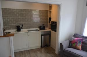 Dapur atau dapur kecil di Cosy Apartment Central Bath