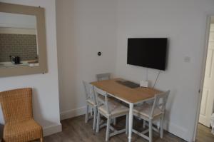 Televisyen dan/atau pusat hiburan di Cosy Apartment Central Bath