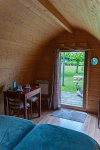 a bedroom with a table and a room with a window at Buitengewoon Overnachten in Terheijden