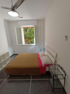 een slaapkamer met een bed en een raam bij Saragozza Guest House in Bologna +15 foto's