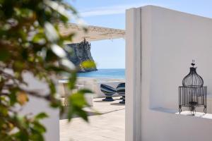 an open door with a view of the ocean at La Casa E Il Mare, Private Bay Hotel in Mattinata