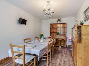 Frongochにある3 Bed in Bala 75914のテーブルと椅子のあるダイニングルーム