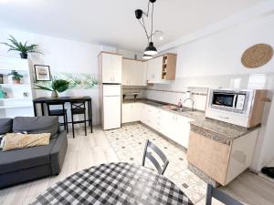 Kuchyňa alebo kuchynka v ubytovaní Velarde Deluxe Beach Flat byCanary365