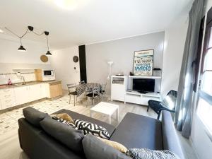 Kuchyňa alebo kuchynka v ubytovaní Velarde Deluxe Beach Flat byCanary365