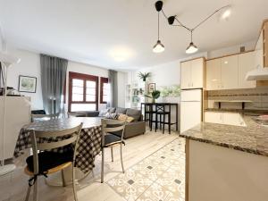 Kuchyňa alebo kuchynka v ubytovaní Velarde Deluxe Beach Flat byCanary365