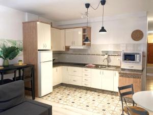Kuchyňa alebo kuchynka v ubytovaní Velarde Deluxe Beach Flat byCanary365