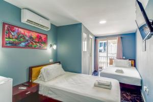 two beds in a room with blue walls at SL Marbella in Marbella
