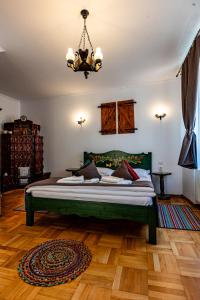 Ένα ή περισσότερα κρεβάτια σε δωμάτιο στο Casa Cu Usi - House of Doors
