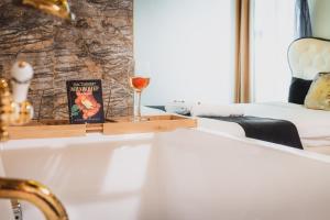 En eller flere senge i et værelse på HIDDEN BANK: First Million