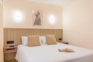 Postel nebo postele na pokoji v ubytování Granada Suites by Olala Homes