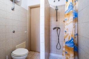 un baño con inodoro y ducha en Casa vacanze Colopi, en Gallipoli